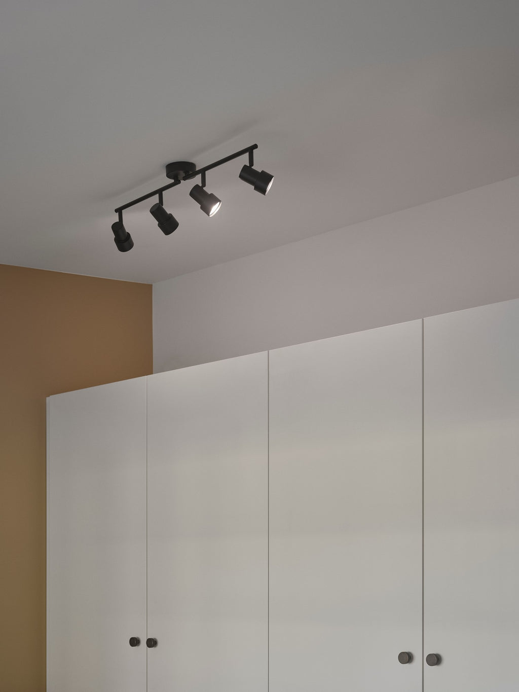 Boston 4 Spotlight Bar, Black