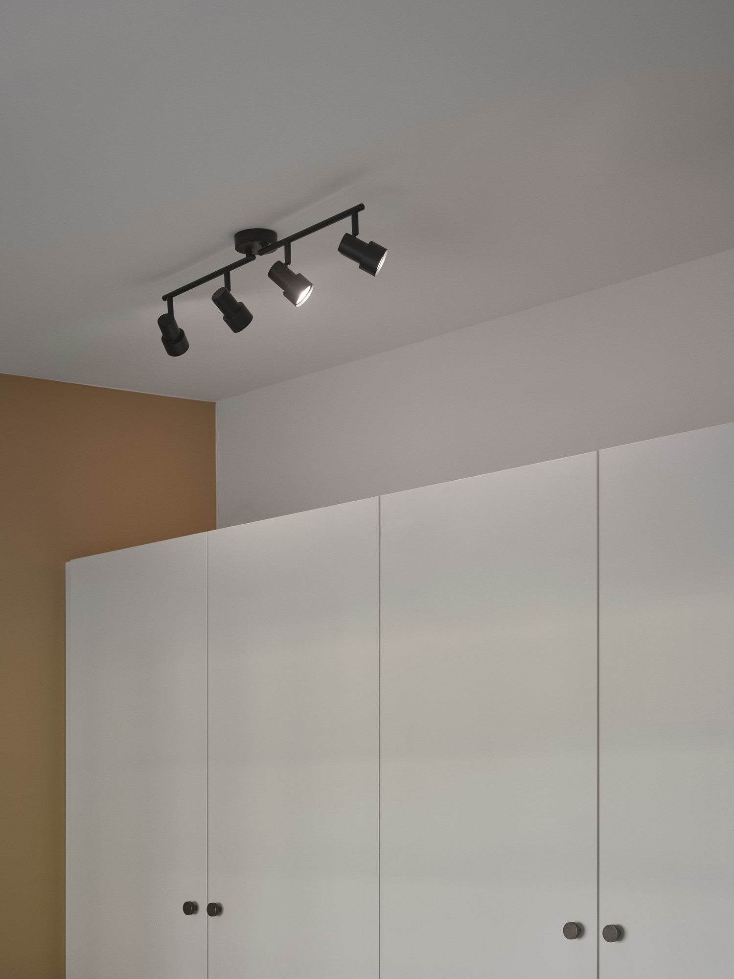 Boston 4 Spotlight Bar, Black