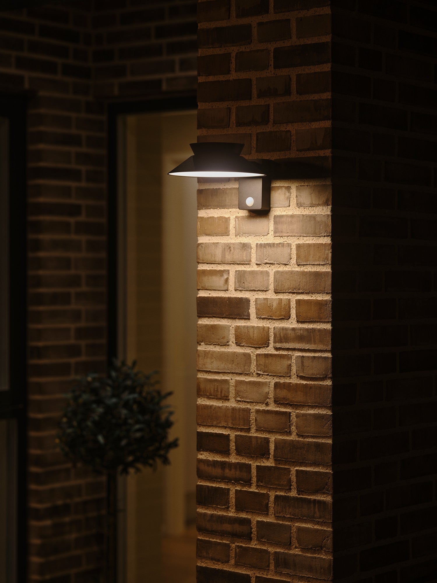 Justina Solar Wall Light