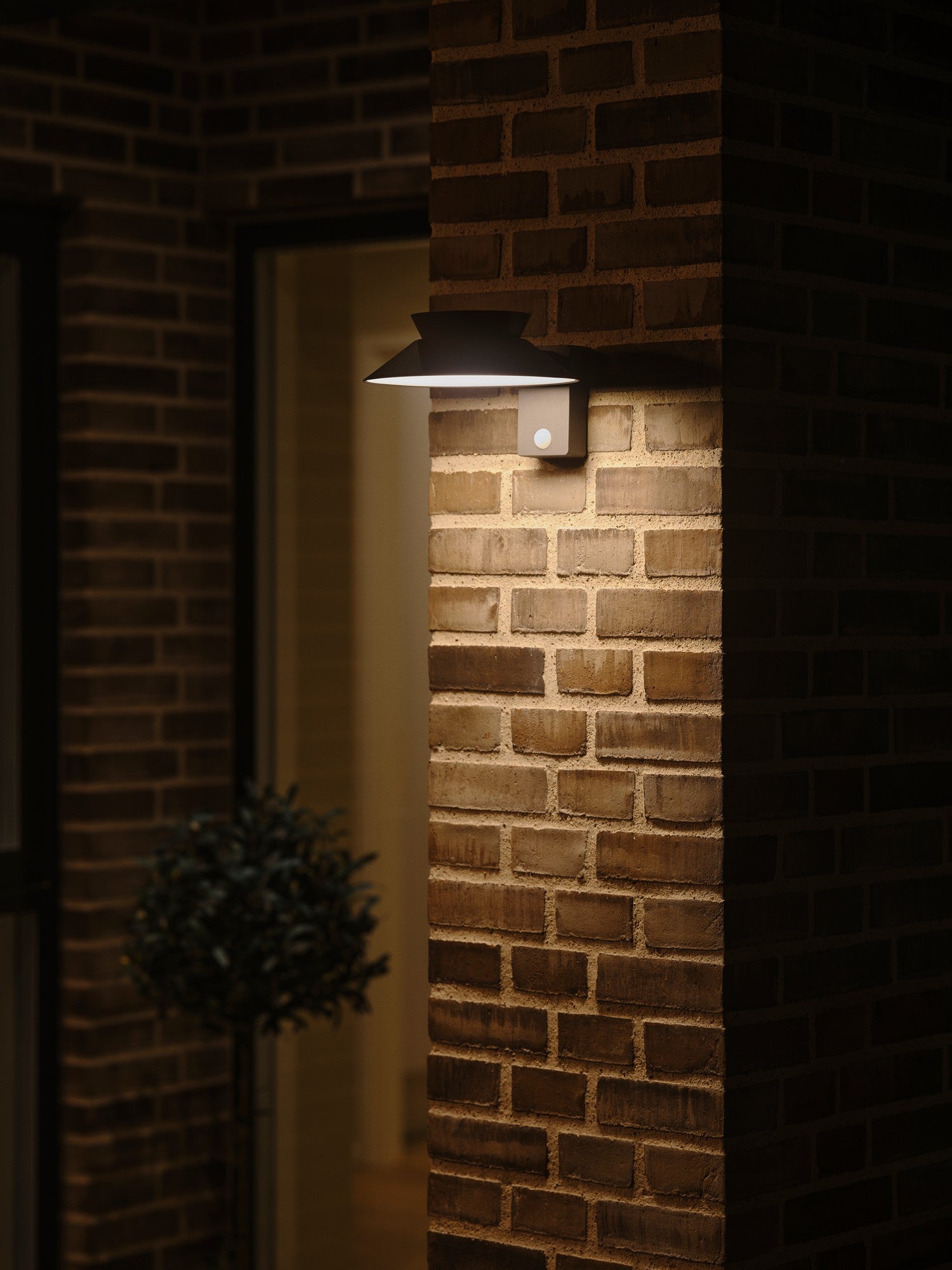Justina Solar Wall Light