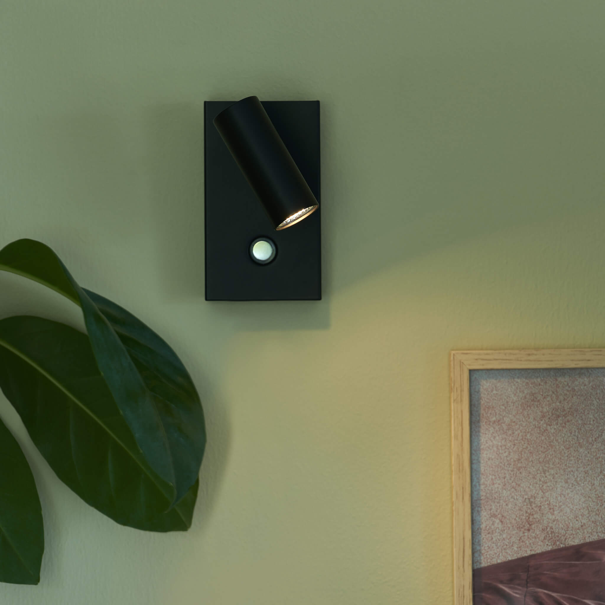 Omari LED Wall Light