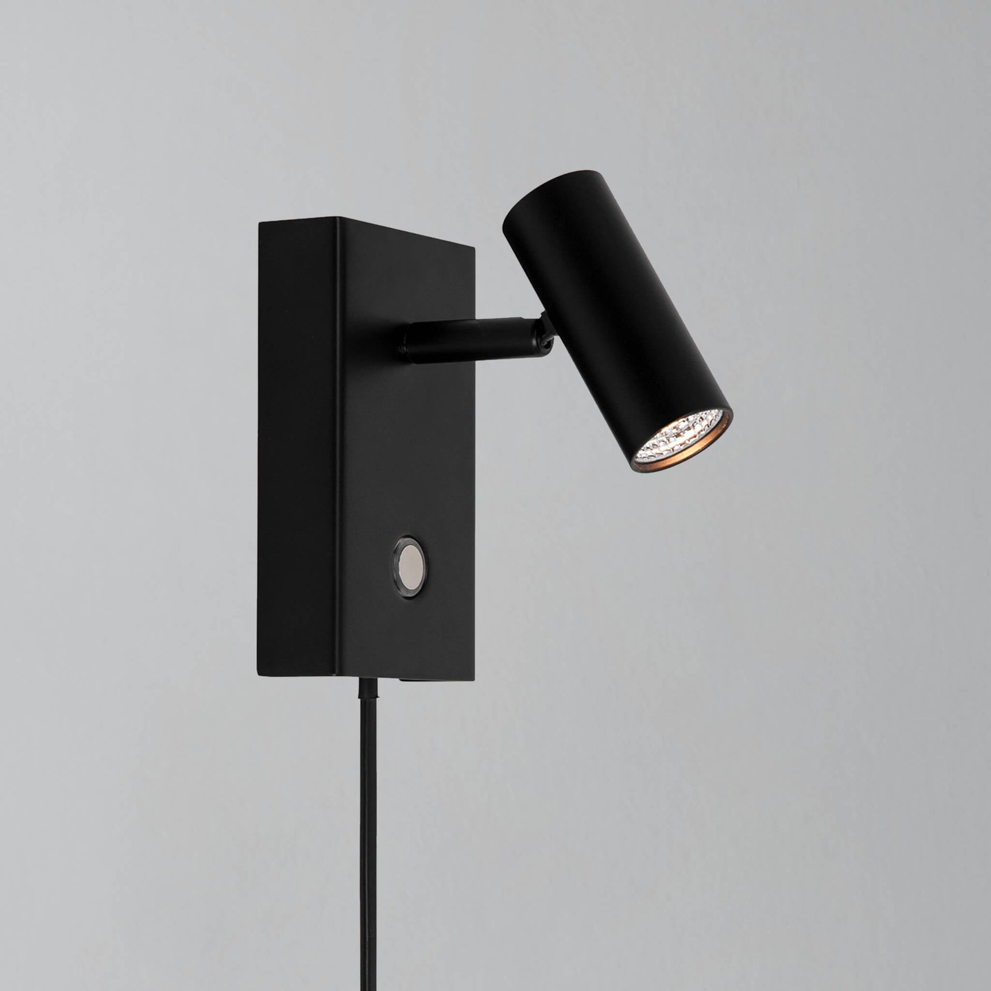 Omari LED Wall Light