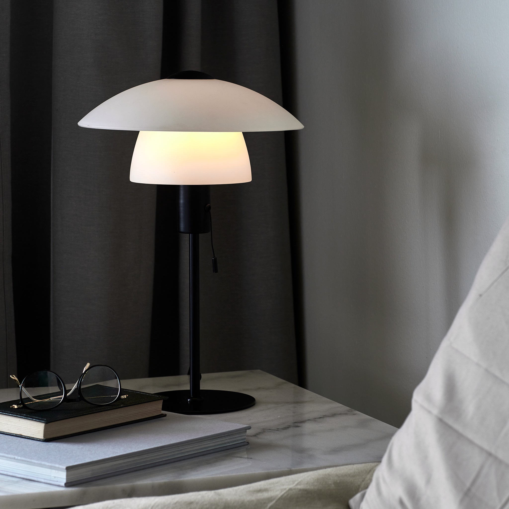 Verona Table Lamp, Black/Opal